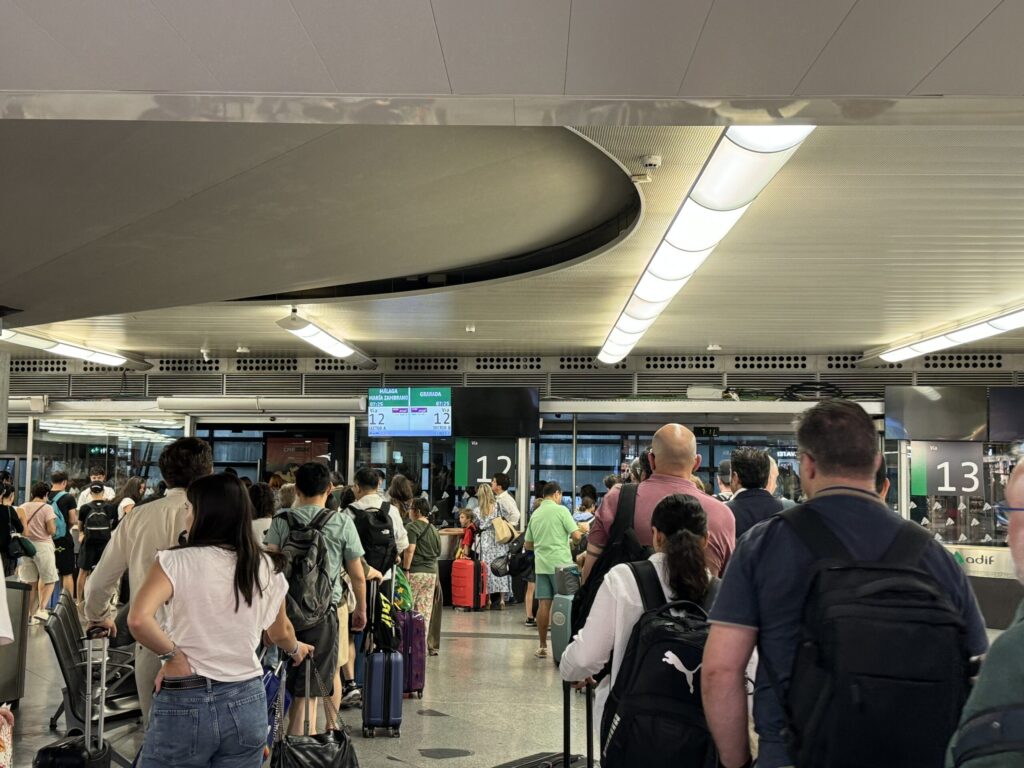 マドリードアトーチャ駅のプラットフォームへの列