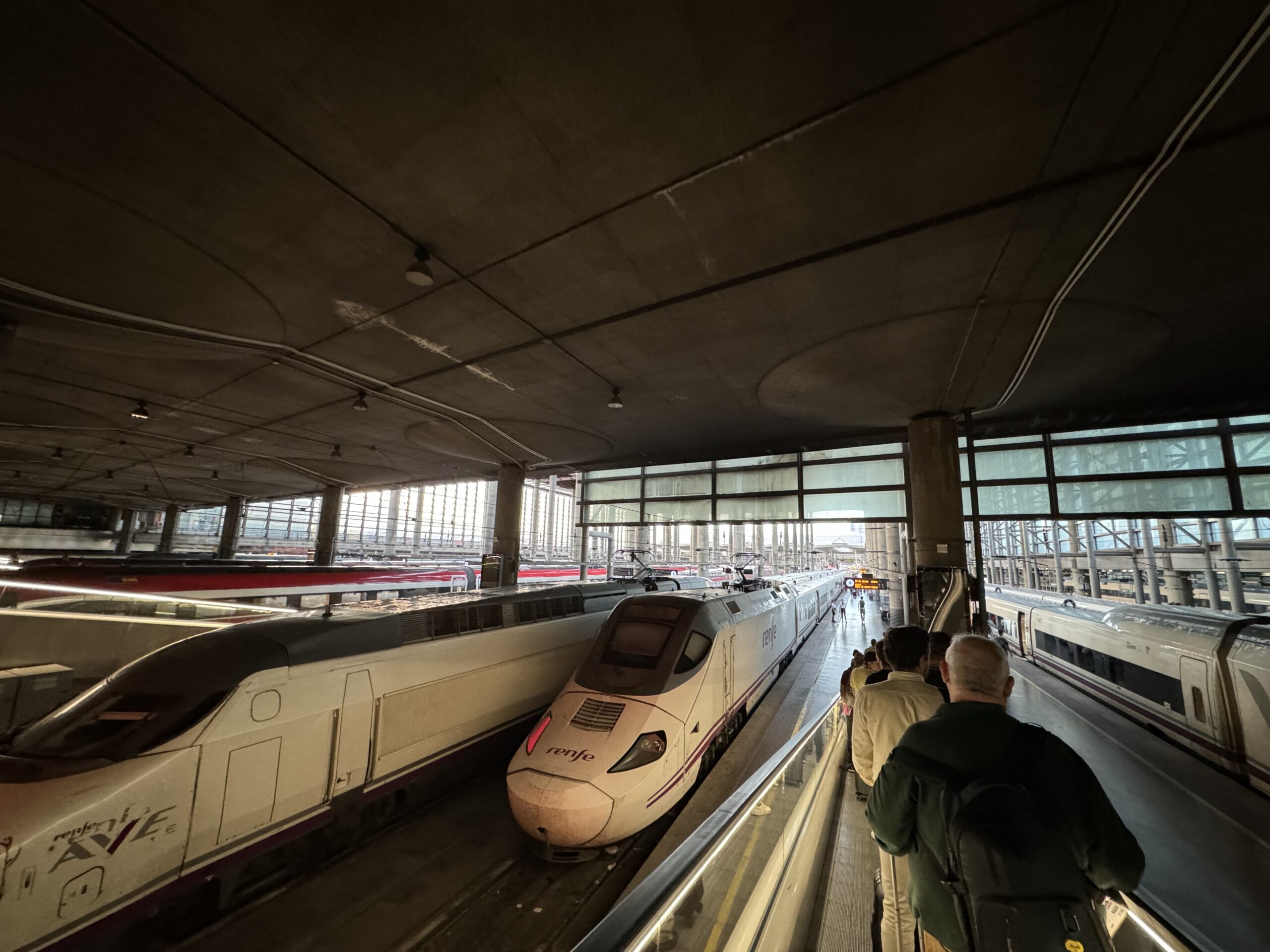 マドリードアトーチャ駅のプラットフォームへ移動