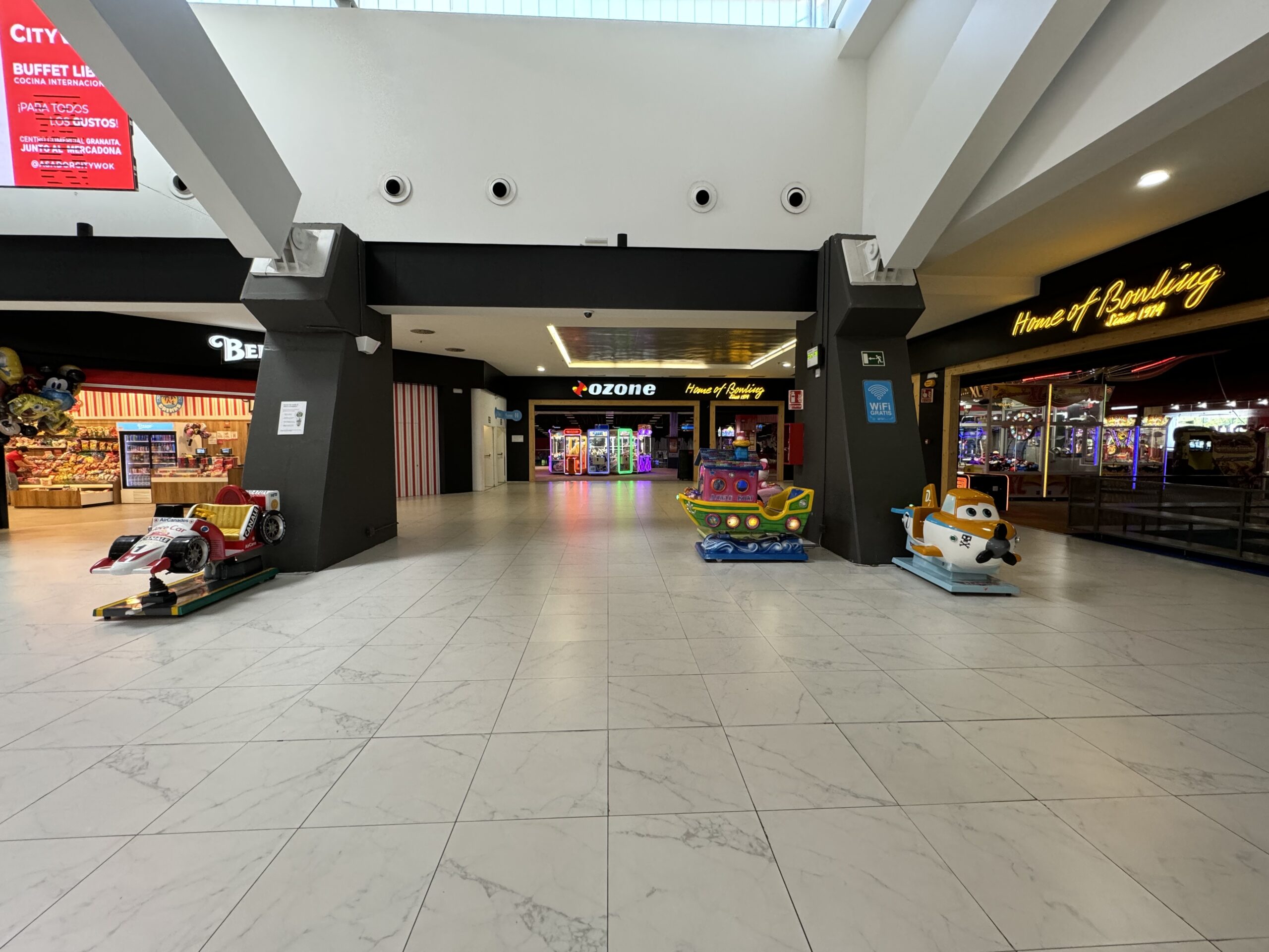 グラナダ市内のボーリング場入り口