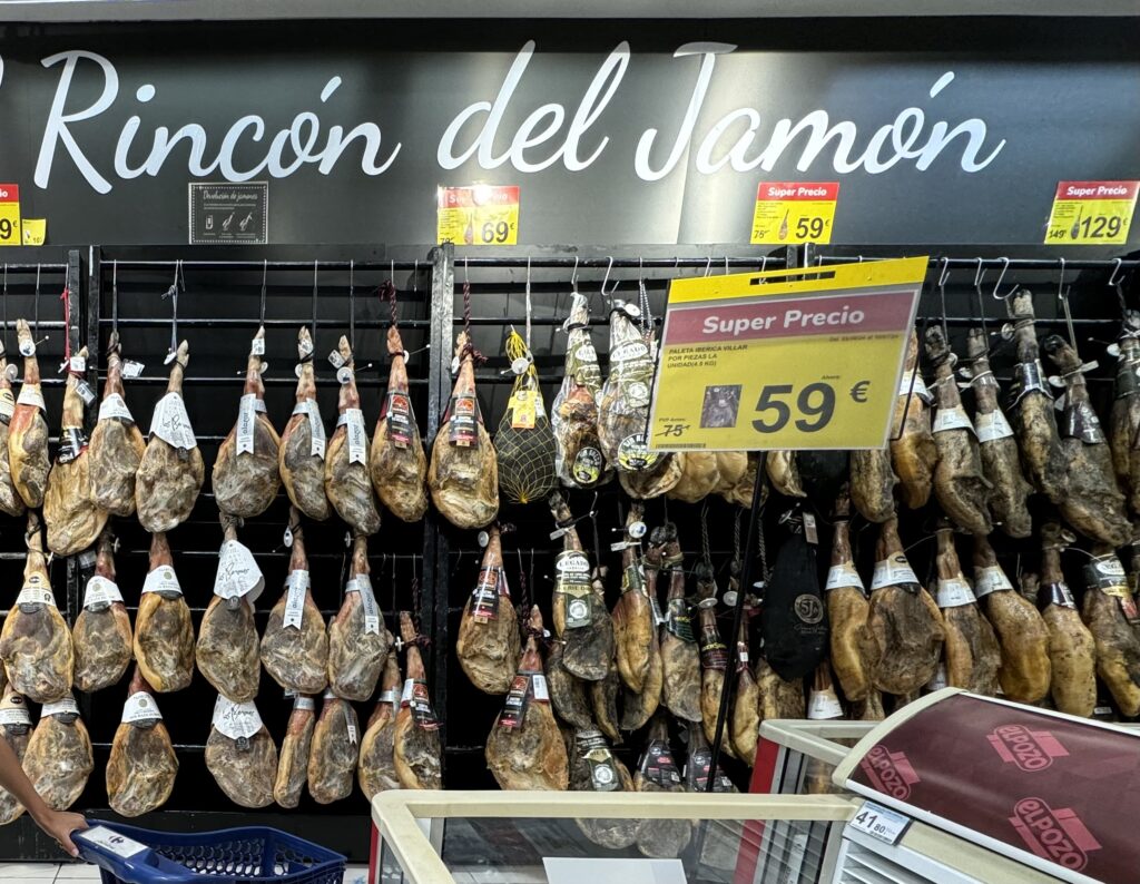 グラナダ市内のカリフールに陳列された生ハム