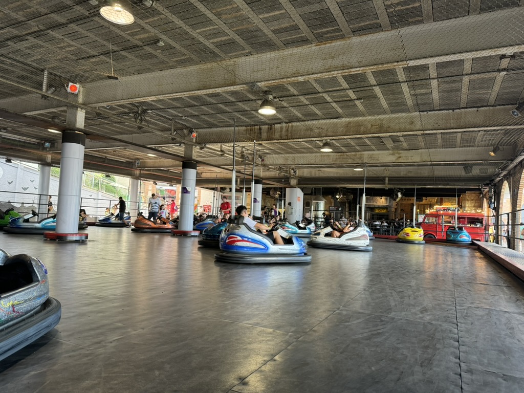 TIBIDABO遊園地のバンパーカーは痛い