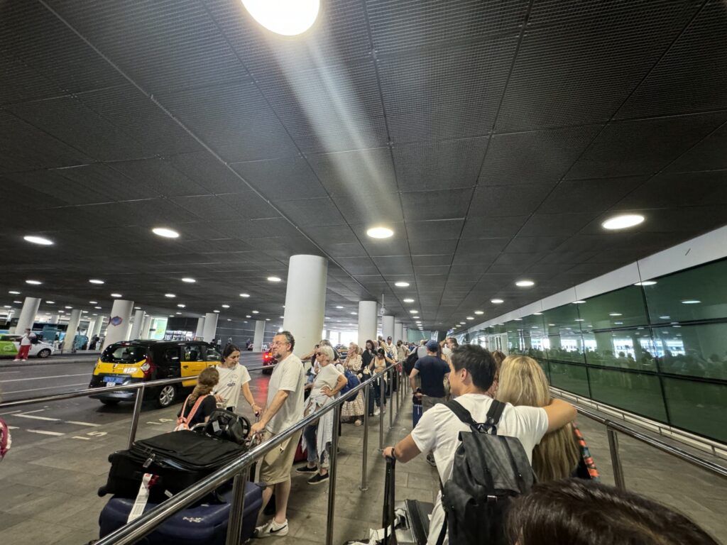 バルセロナ空港のタクシーの列
