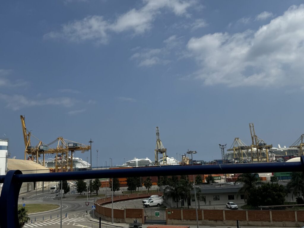 バルセロナの港に停泊する巨大クルーズ船