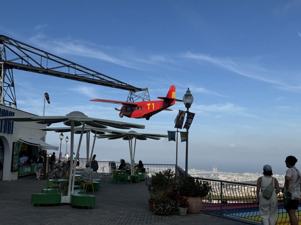 TIBIDABO遊園地の飛行機の乗り物