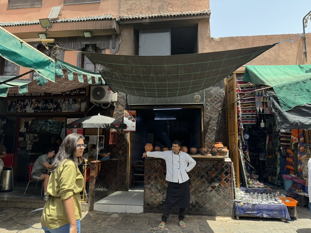 マラケシュ旧市街のタンジーヤ料理