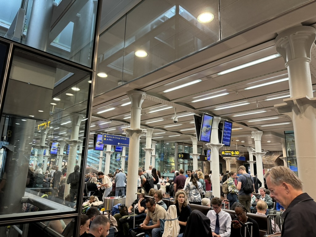 セントパンクラスのパスポートコントロール通った後。座席はもう残っていない。