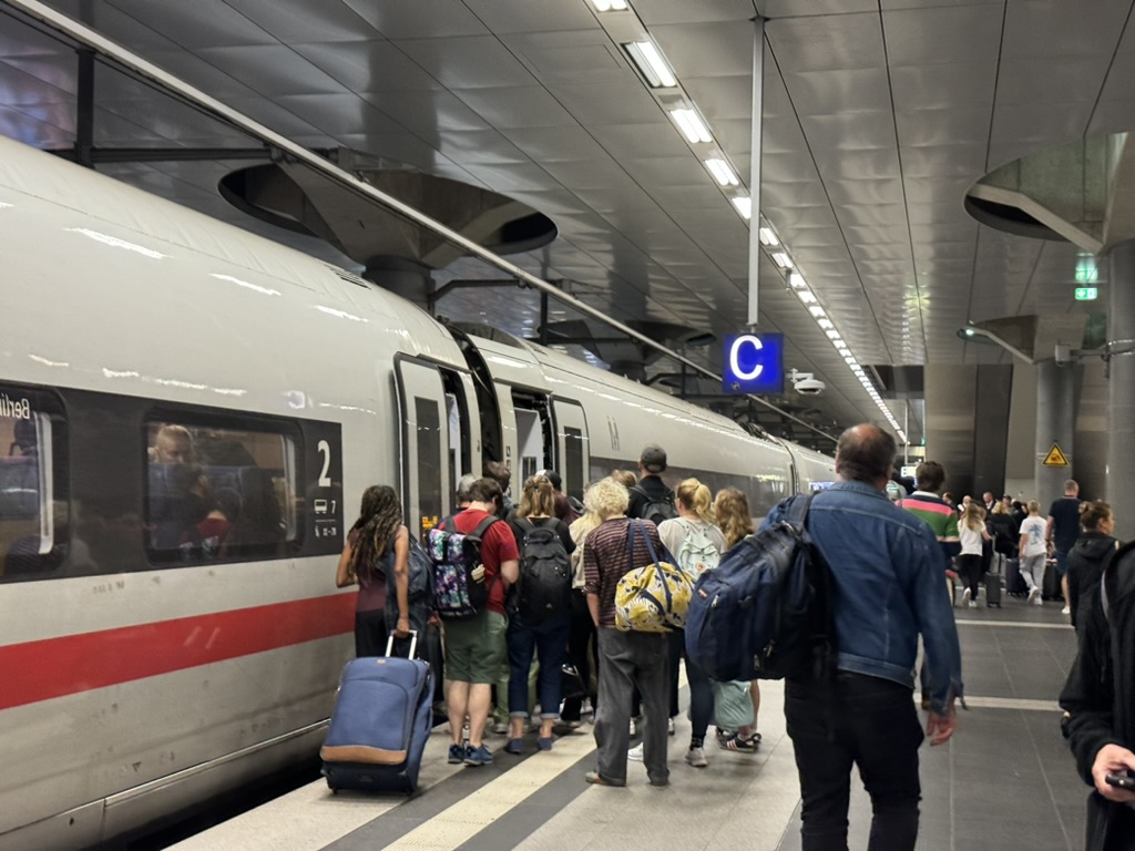 ベルリン駅でプラハ行きの電車を待つ